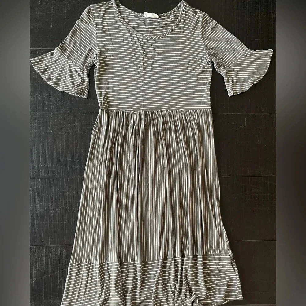 Forever Rose Couture XL Plus Size Short Sleeve Modest Midi Length Dress Stripes